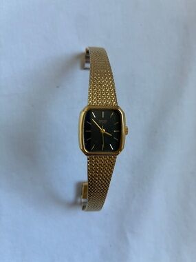 Seiko Gold Tone Mesh Bracelet Watch with Black Dial. Battery replaced. Working
